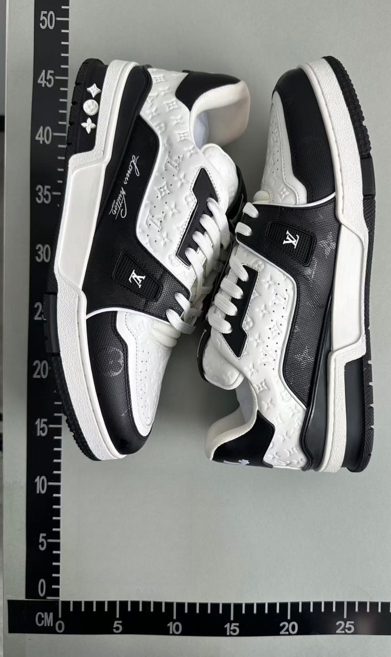 Louis Vuitton — Sneakers — QC 1